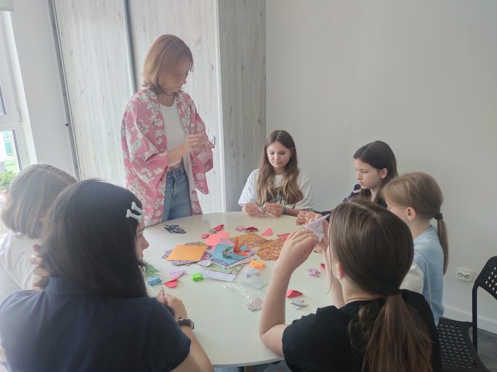 Warsztaty origami z instruktorką i dziećmi.